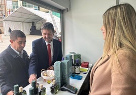 Paco Reyes y Abelardo de la Rosa visitan uno de los estand.