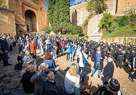 Los granadinos congregados en la Puerta de la Justicia miran hacia el dron que sobrevuela la Alhambra para la foto de familia.