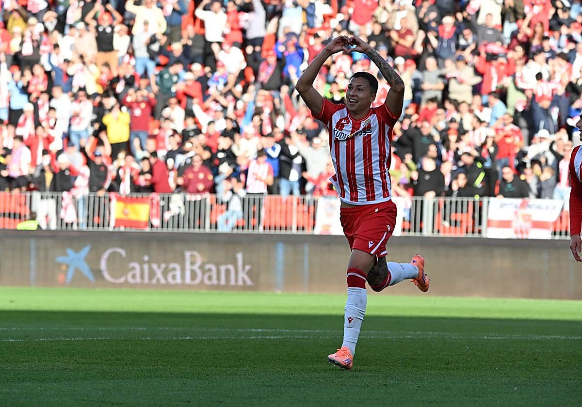 Thalys celebra el gol que puso el partido favorable para la UDA.