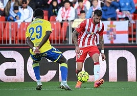 Centelles poniendo un centro en el partido contra el Cádiz. A. lof/c. barba