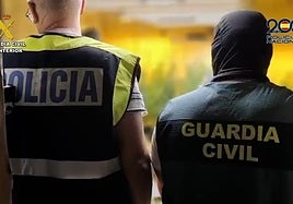 Dos agentes de Policía Nacional y Guardia Civil durante una operación en Almería, de archivo