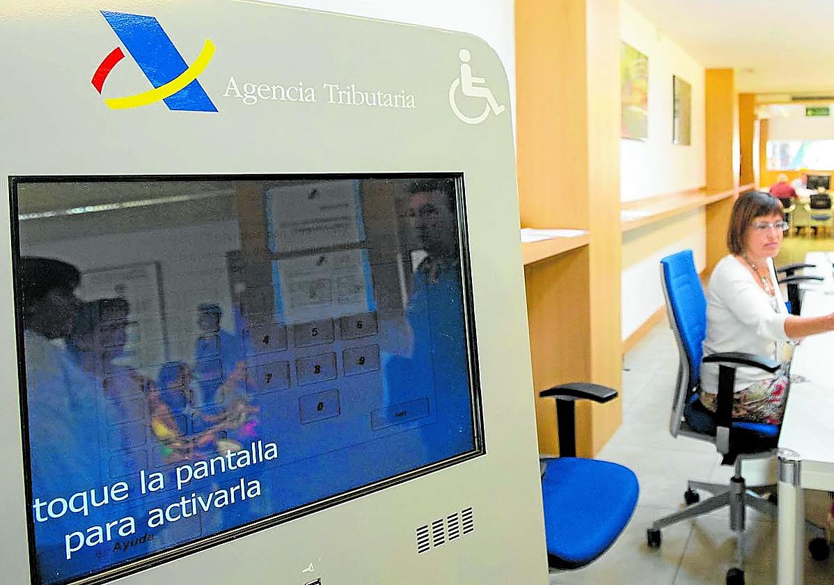 Contribuyentes, en una oficina de la Agencia Tributaria.