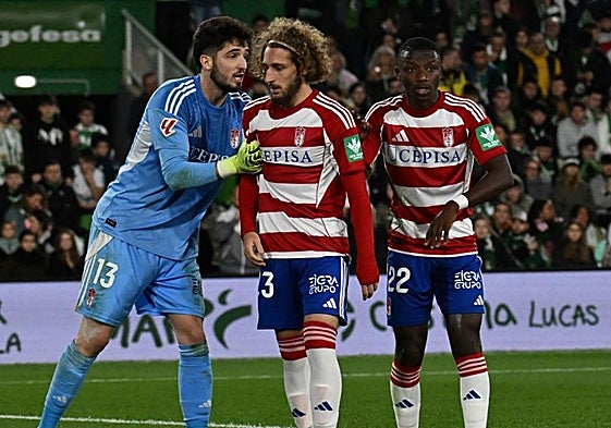 Los rojiblancos Astralaga, Gagnidze y Diallo se prepararn para defender un córner en Santander.