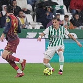 Carracedo encara a un futbolista del Deportivo.