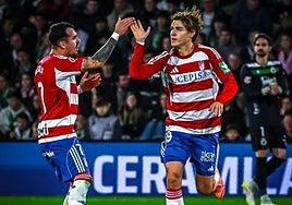 Jorge Pascual recibe la felicitación de Álex Sola tras su gol al Racing.