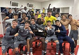 Celebración del Recreativo en el vestuario.