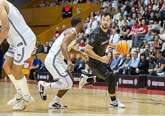 El nazarí Lluís Costa bota frente a Needham.