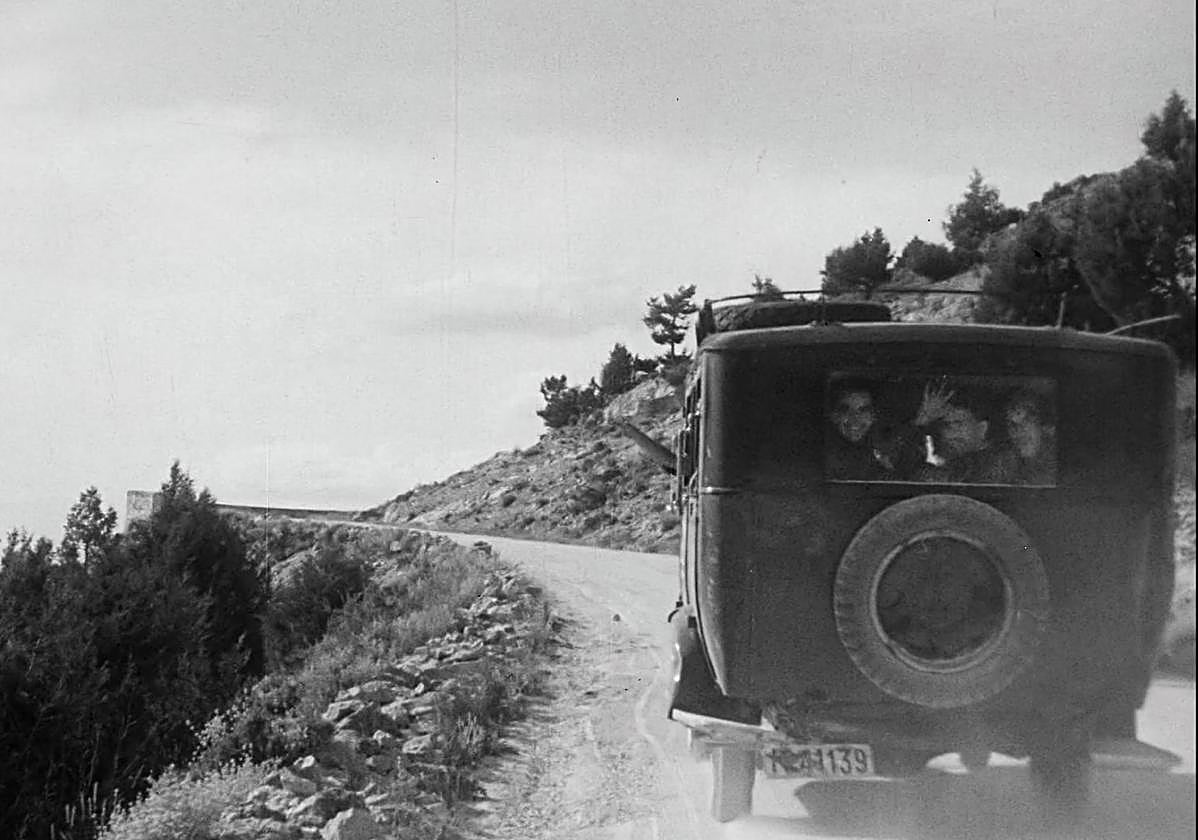 Federico García Lorca, a la izquierda, de camino a Madrid con los amigos de La Barraca.