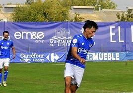 Víctor López atacando en banda derecha de los azulillos.