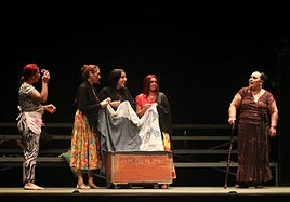 Un momento de la obra 'La casa de Bernarda Alba' en Cazorla.