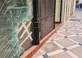 Cristal del escaparate destrozado tras el robo en un local del centro.