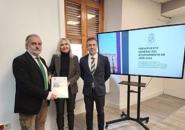 Francisco Lechuga, María Espejo y Julio Millán en la presentación de los presupuestos.