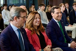 Juanma Moreno, con los consejeros Jorge Paradela y Carmen Castillo.