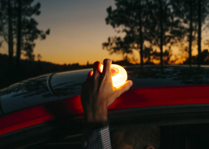 La multa de la que advierte la DGT por no usar bien luz de emergencia obligatoria