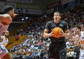 El rojinegro Luka Bozic prueba una entrada a canasta fallida ante el Girona.