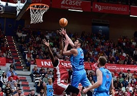 Una jugada de la victoria de Breogán en el pabellón de UCAM Murcia.