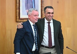 Nicolás Navarro y Francis Rodríguez en el pleno de despedida.