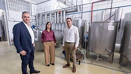 Entre alambiques. Joaquín, Rocío y Francisco en el corazón de la fábrica.