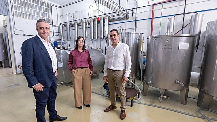 Entre alambiques. Joaquín, Rocío y Francisco en el corazón de la fábrica.