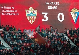 El Almería siempre marca y la afición no abandona el UD Almería Stadium.