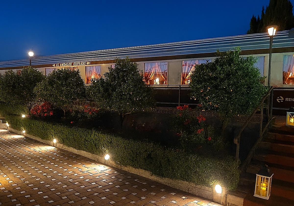 Imagen principal - El tren-restaurante de Granada que ofrece «una experiencia al estilo Orient Express»