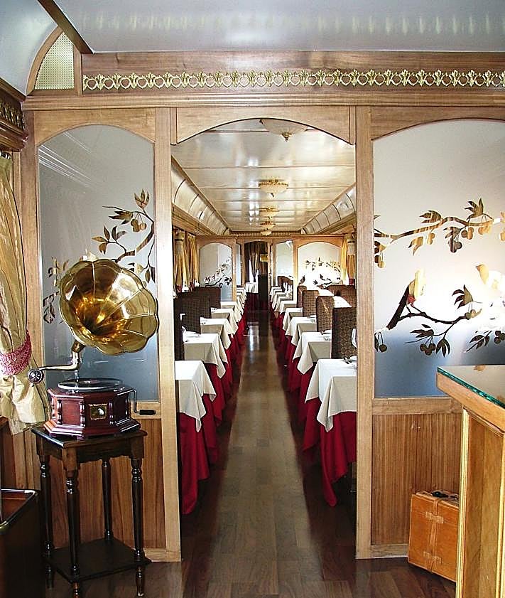 Imagen secundaria 2 - El tren-restaurante de Granada que ofrece «una experiencia al estilo Orient Express»