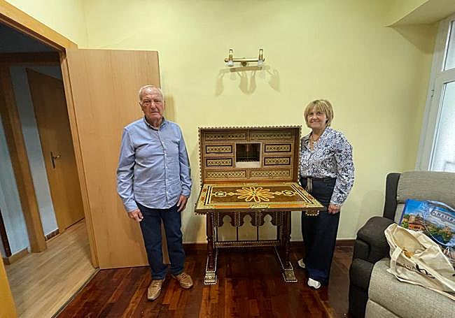 Emilio junto al último mueble que vendió.