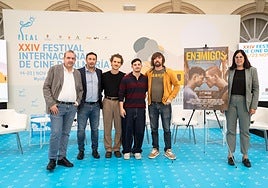 'Enemigos' se adentra en un viaje emocional sobre el acoso y la redención, con ambiente juvenil y música urbana