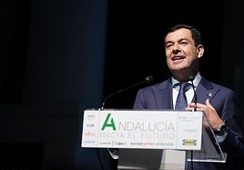 El presidente de la Junta de Andalucía, Juanma Moreno en el acto inaugural de la jornada 'Andalucía hacia el futuro'.