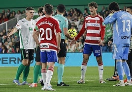 Una discusión entre jugadores de ambos equipos durante el partido.