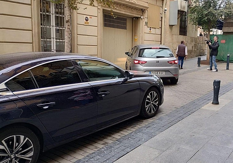 Coche de la UCO para entrar en Diputación.