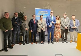 Foto de familia tras la inauguración.