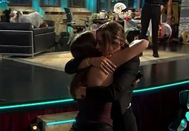 La tenista Paula Badosa abraza a la joven granadina Nieves Pueyos.