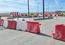 Una de las rotondas, junto a la Base Área de Armilla, por la que se volverá a circular con normalidad esta semana.