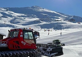 Las máquinas acondicionan la nieve caída en los últimos días en la zona de Borreguiles.