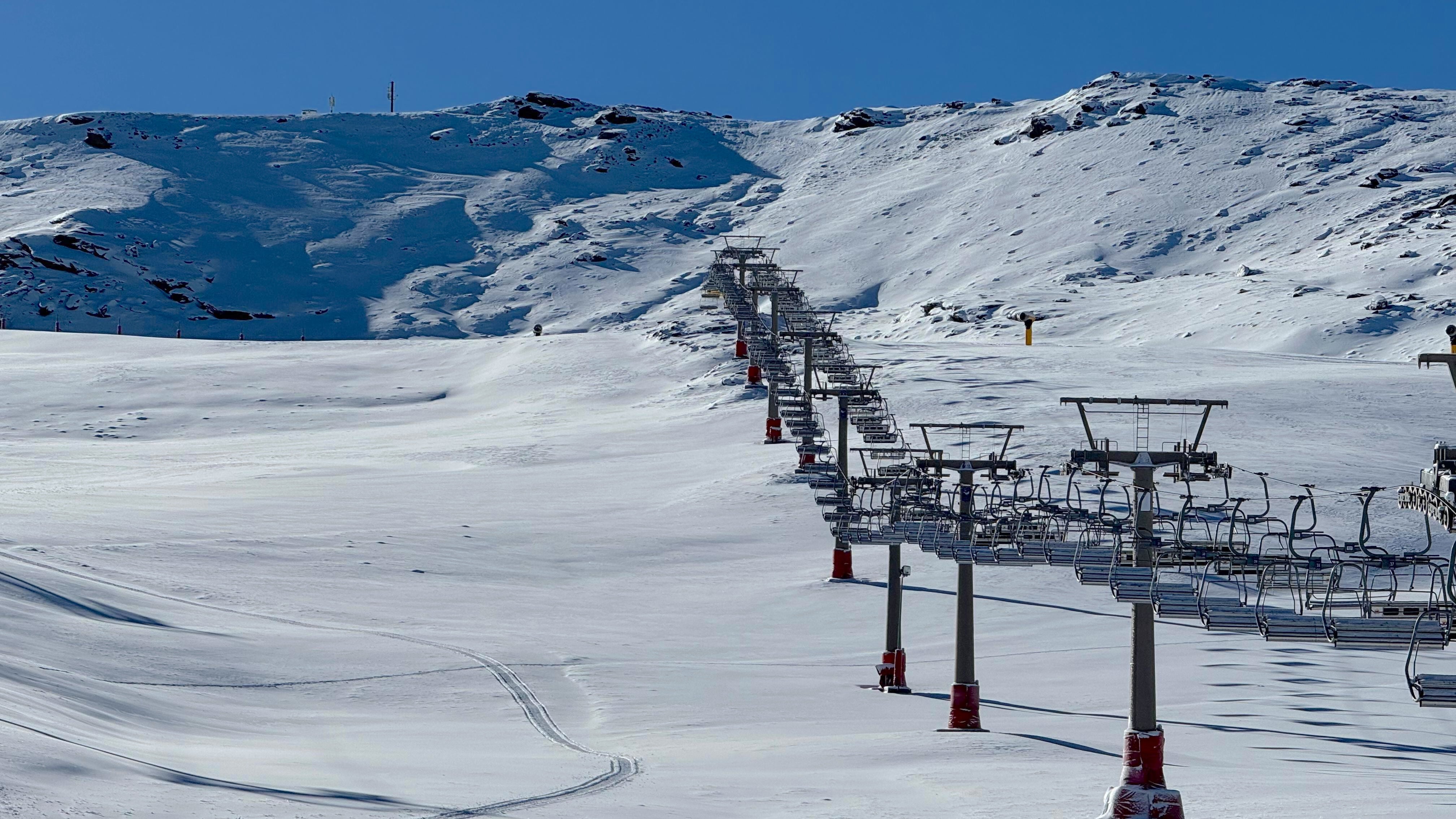 Imagen principal - Sierra Nevada comienza a acondicionar la nieve caída en las últimas horas