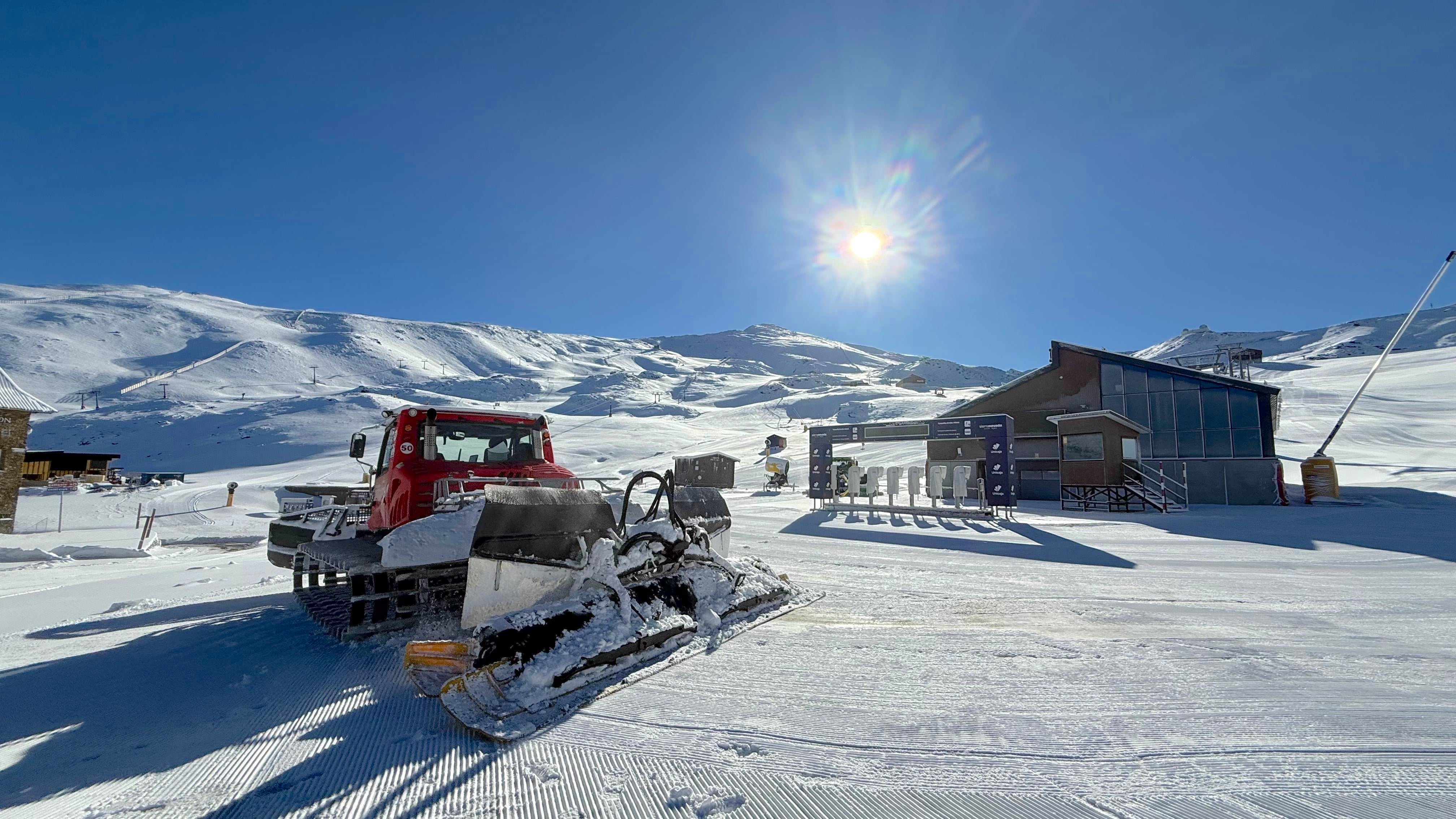 Imagen secundaria 1 - Sierra Nevada comienza a acondicionar la nieve caída en las últimas horas
