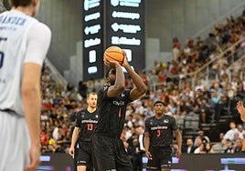 Babatunde Olumuyiwa lanza un tiro libre en el Palacio de los Deportes.