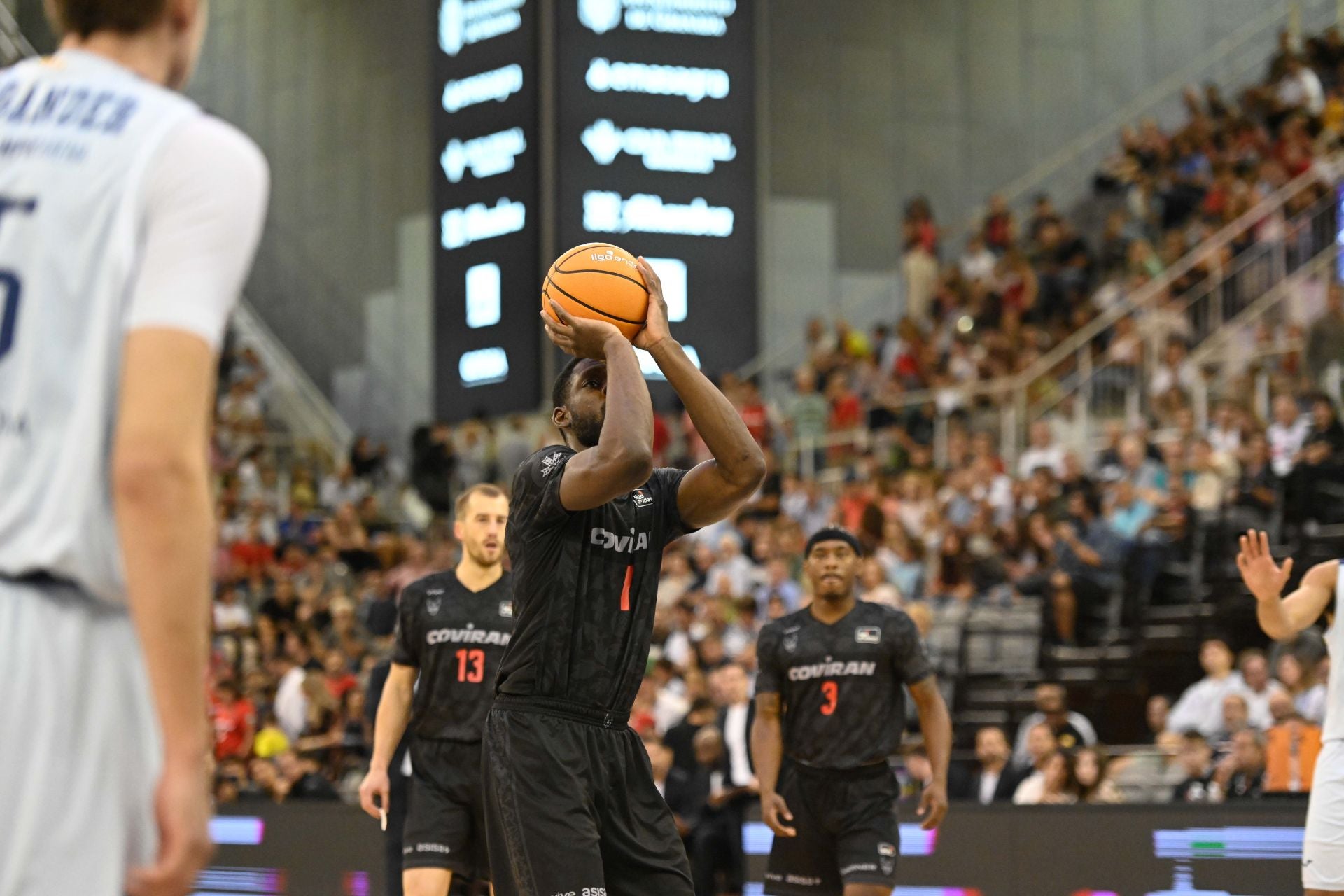 Babatunde Olumuyiwa lanza un tiro libre en el Palacio de los Deportes.
