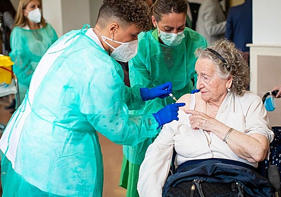 Jornada de vacunación en una residencia en una imagen de archivo.