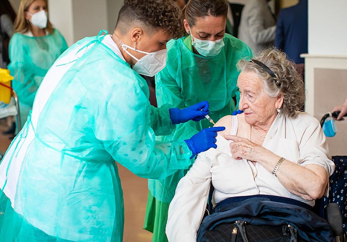 Jornada de vacunación en una residencia en una imagen de archivo.
