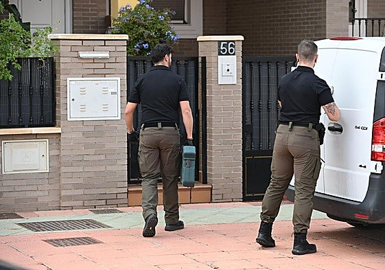 Agentes, en el registro, el martes, de la vivienda del presidente de la Diputación.