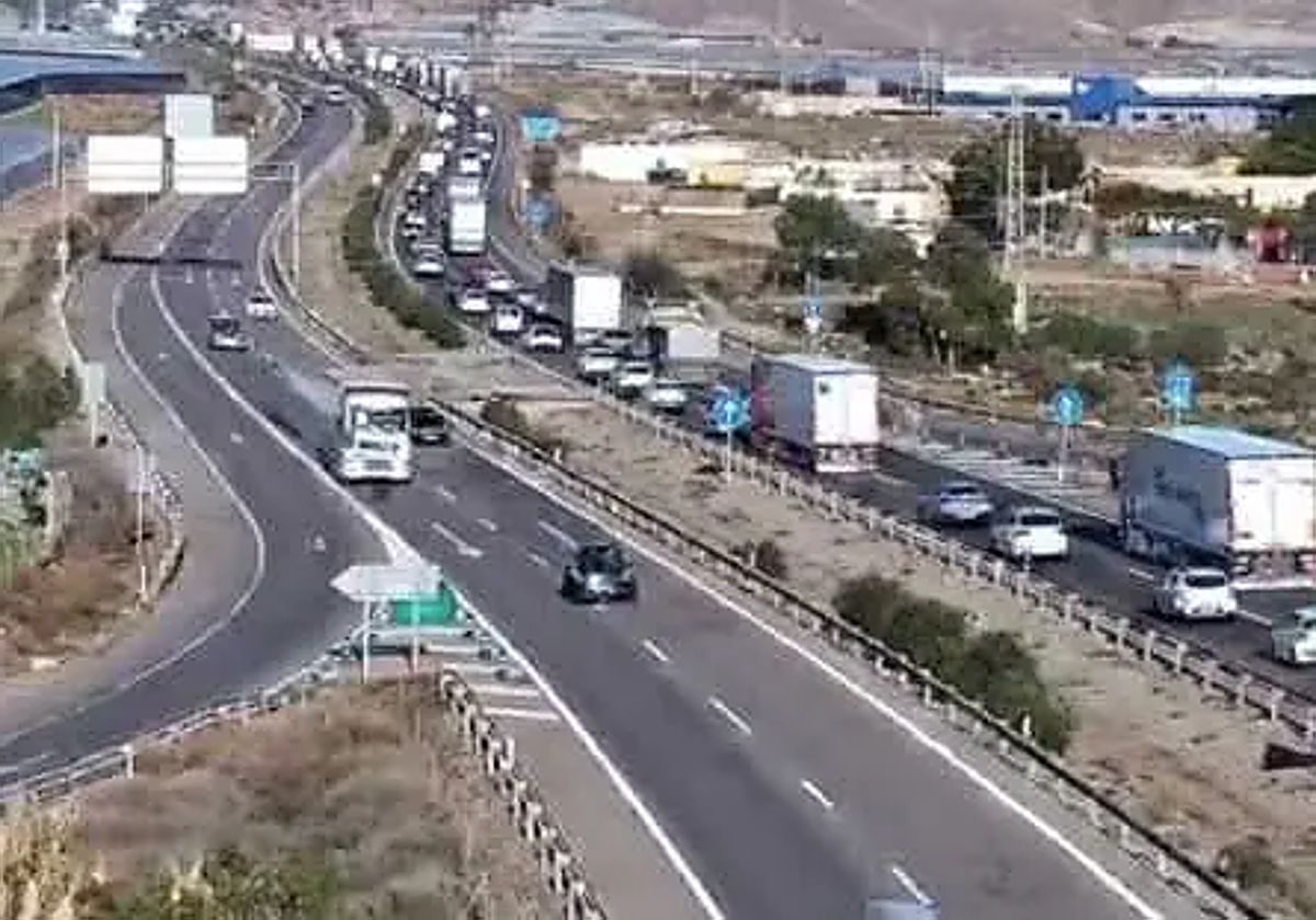 Largas retenciones en la A-7.