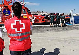 Cruz Roja atiende a 42 personas, entre ellas un menor, llegadas en patera hasta Almería