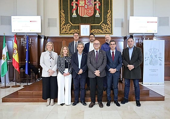 Alcaldes y representantes de los municipios junto al subdelegado del Gobierno, el director general de Caja Rural de Jaén, el catedrático de la UJA Pedro Pérez y el coordinador del proyecto de la Fundación JAV, Agustín Andreu.