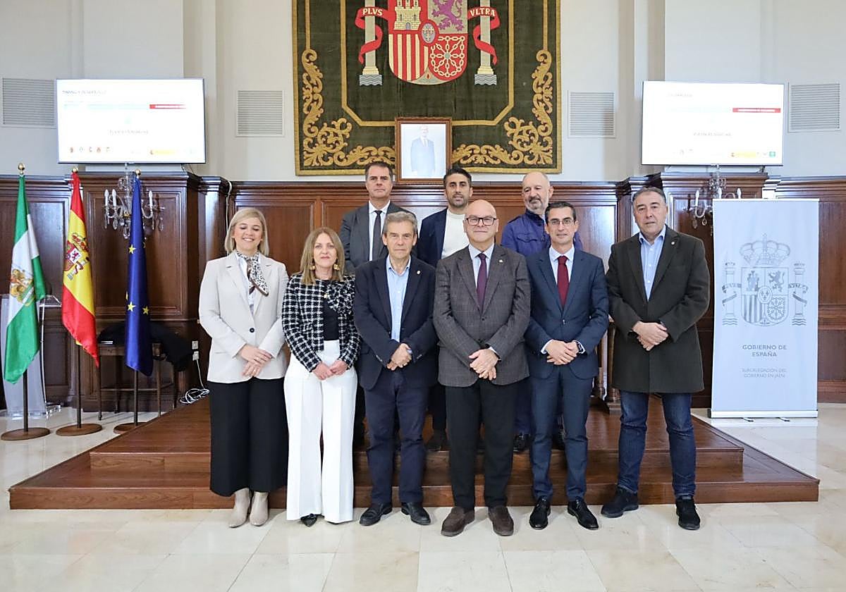 Alcaldes y representantes de los municipios junto al subdelegado del Gobierno, el director general de Caja Rural de Jaén, el catedrático de la UJA Pedro Pérez y el coordinador del proyecto de la Fundación JAV, Agustín Andreu.