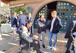 Rubén Alcaraz (derecha) dialoga durante el acto.