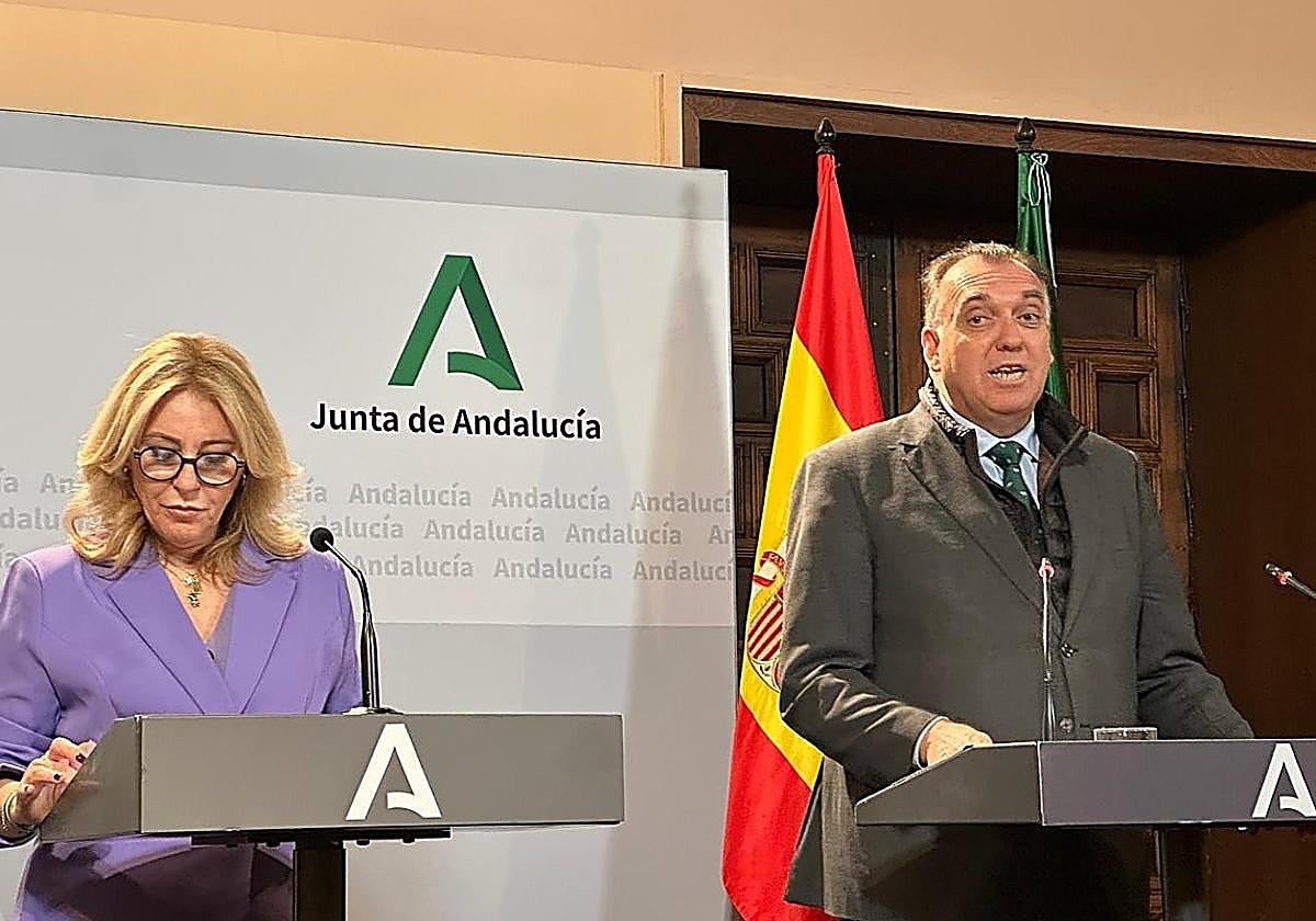 La portavoz de la Junta, Carolina España, y el consejero de Turismo y Andalucía Exterior, Arturo Bernal.