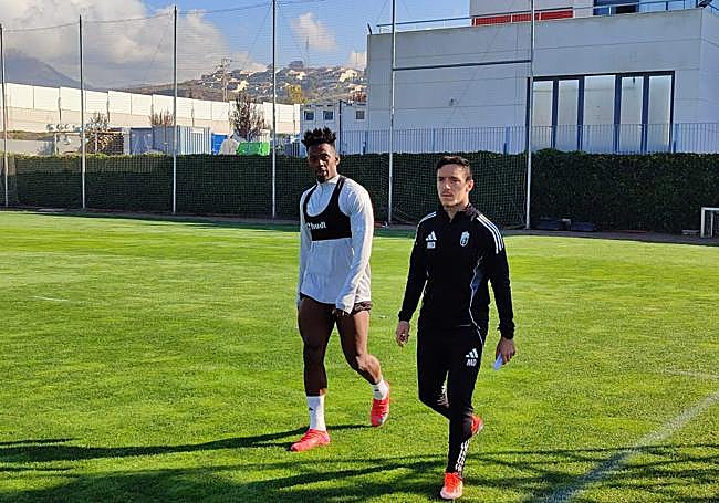 Bouldini baja al césped con el readaptador Manu Dimas.