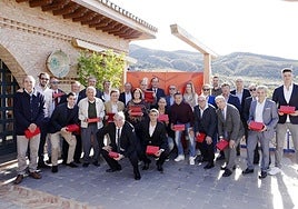 Los socios condecorados posan junto al director general Alfredo García Amado en el patio del restaurante Ruta del Veleta.